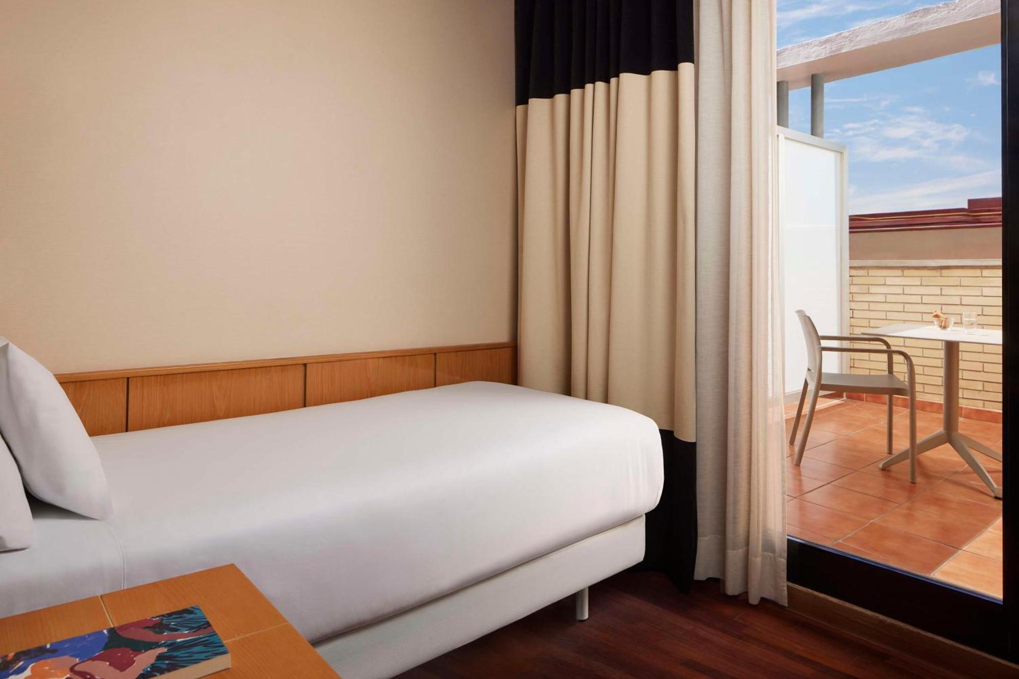 Hotel Nh Ciudad De Valenza Esterno foto